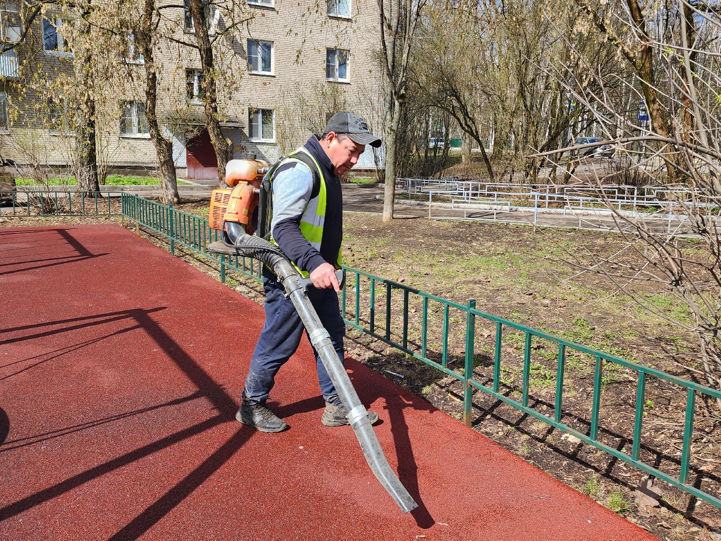 уборка города, уборка дворов после зимы, уборка детских площадок,
