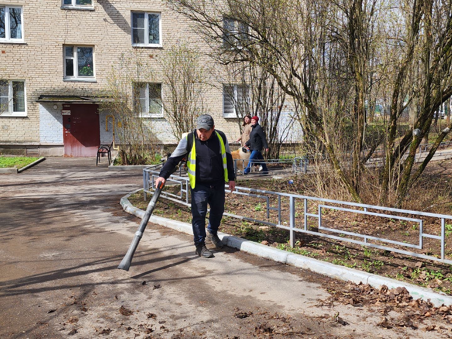 уборка города, уборка дворов после зимы, уборка детских площадок,