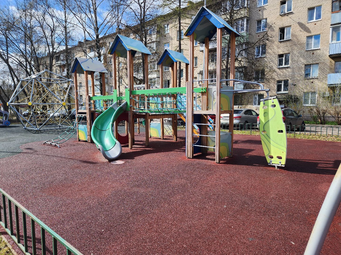 уборка города, уборка дворов после зимы, уборка детских площадок,