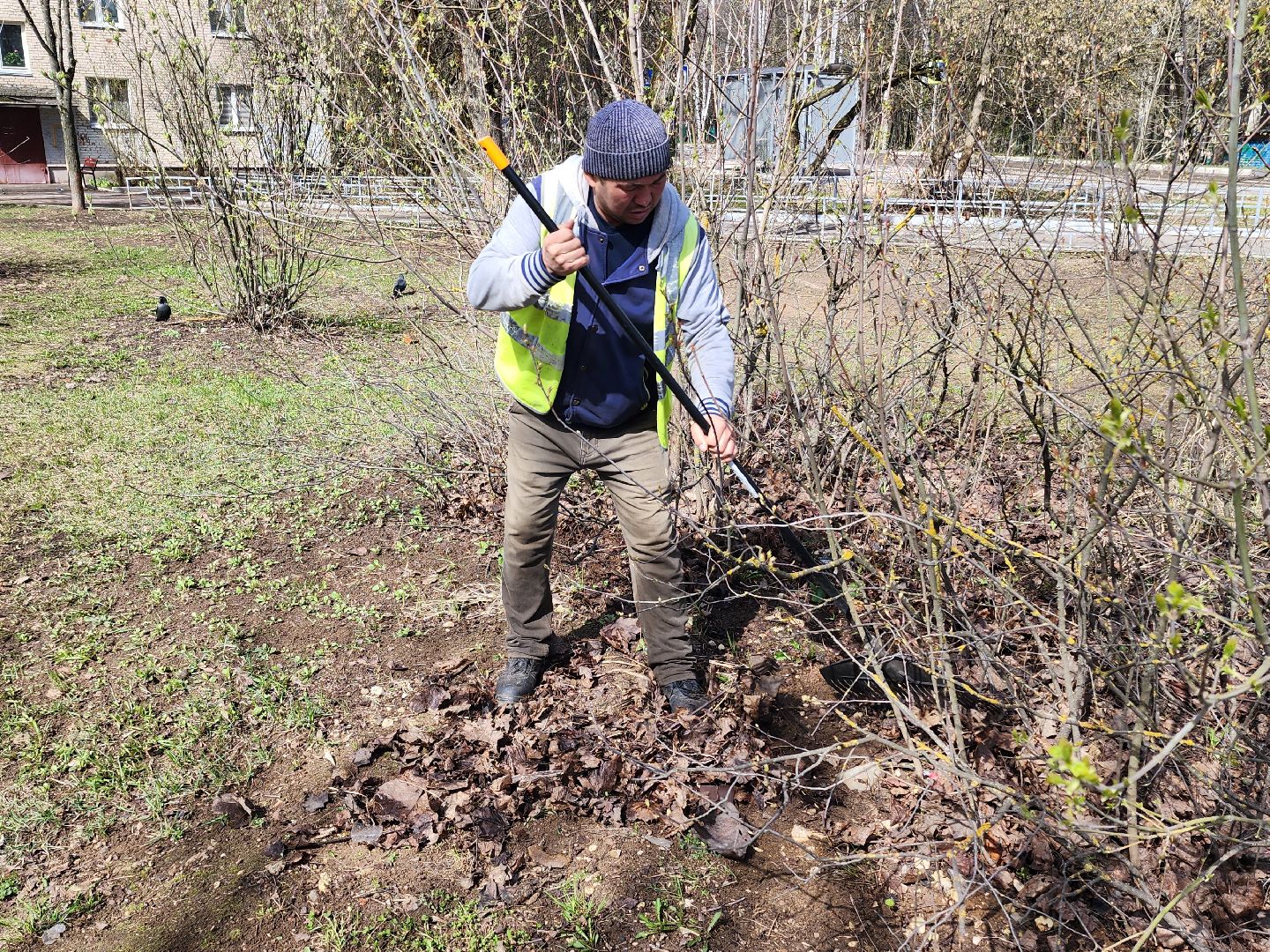 уборка города, уборка дворов после зимы, уборка детских площадок,