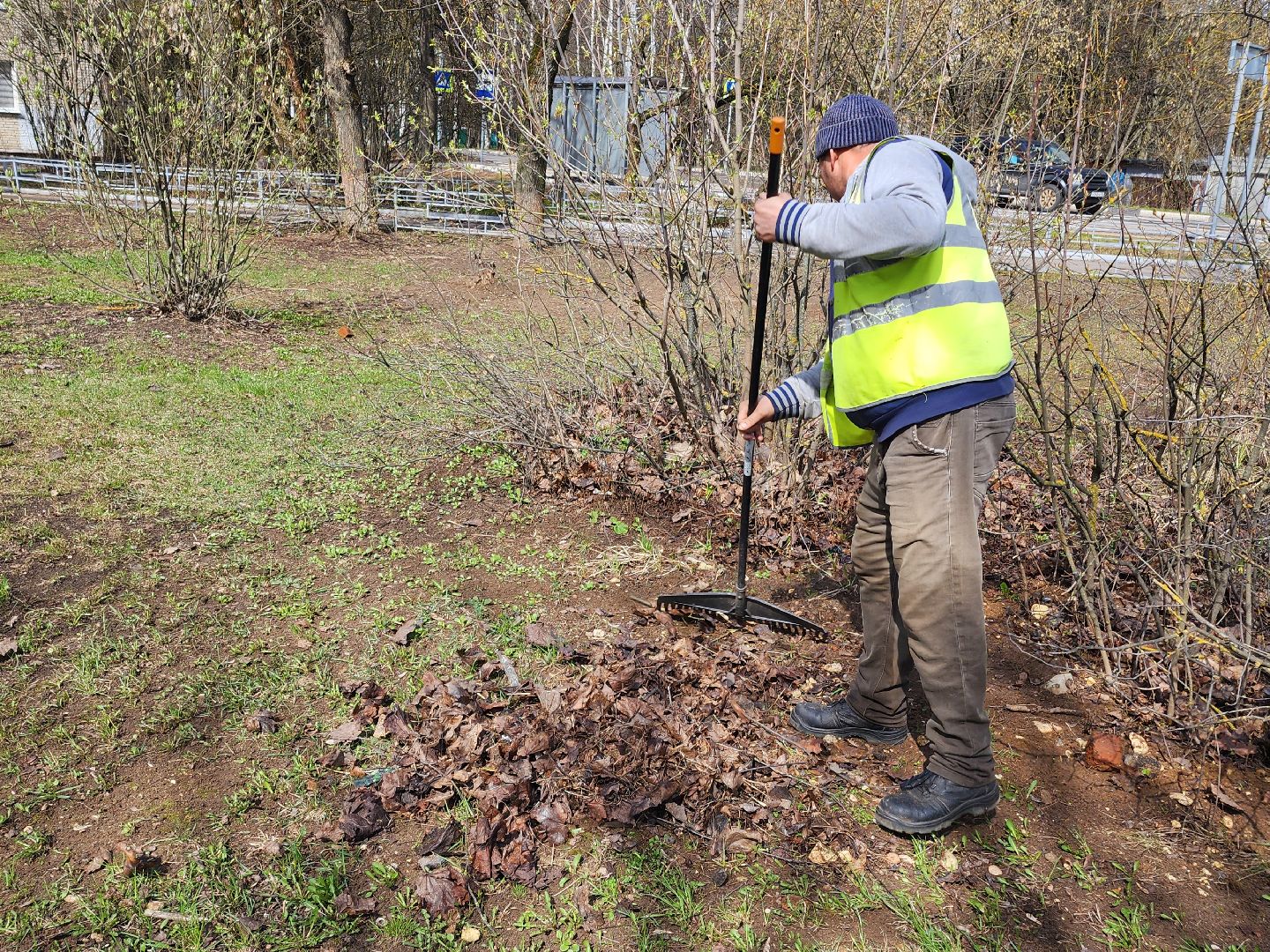 уборка города, уборка дворов после зимы, уборка детских площадок,