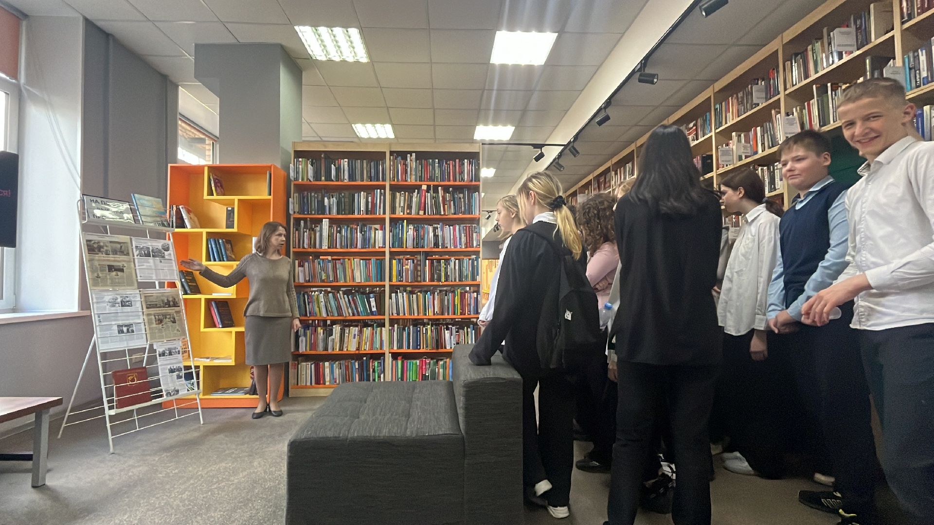 школьники, профориентация, экскурсия, экскурсия для школьников, библио-холл, библиотека,