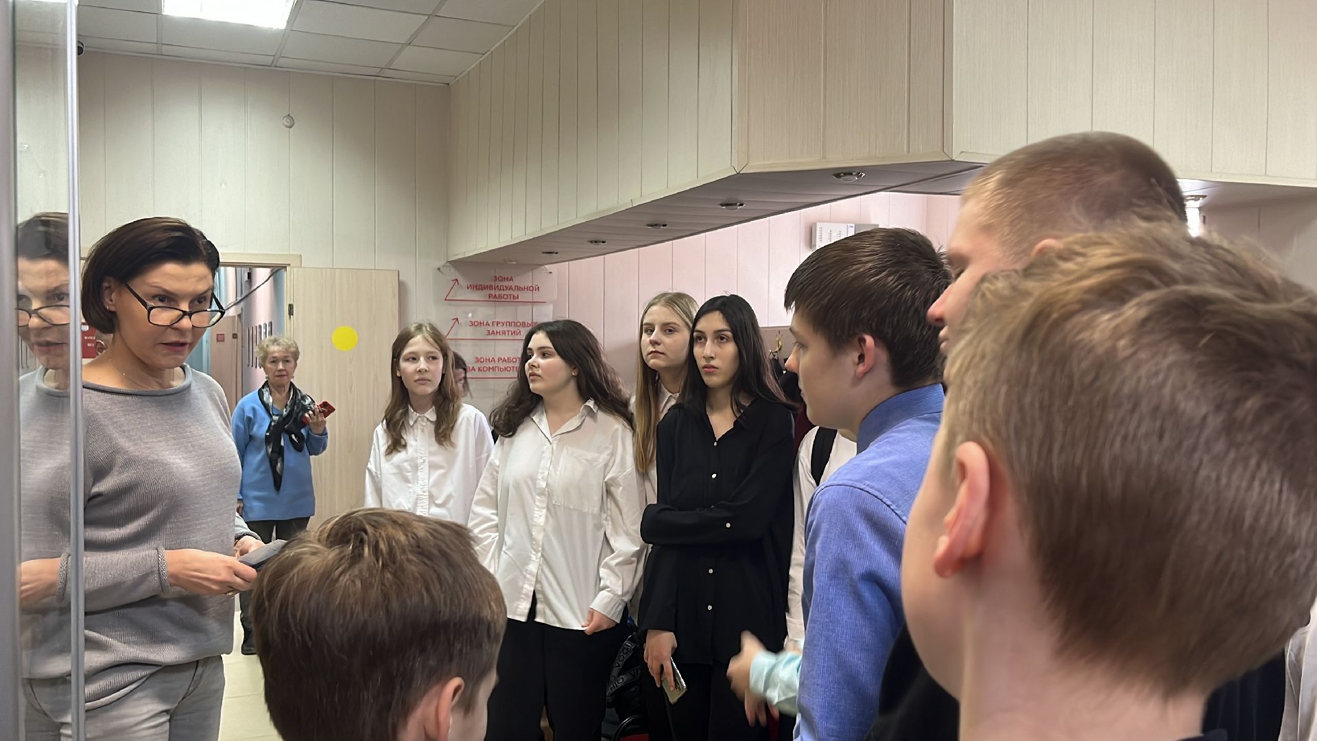 школьники, профориентация, экскурсия, экскурсия для школьников, библио-холл, библиотека,