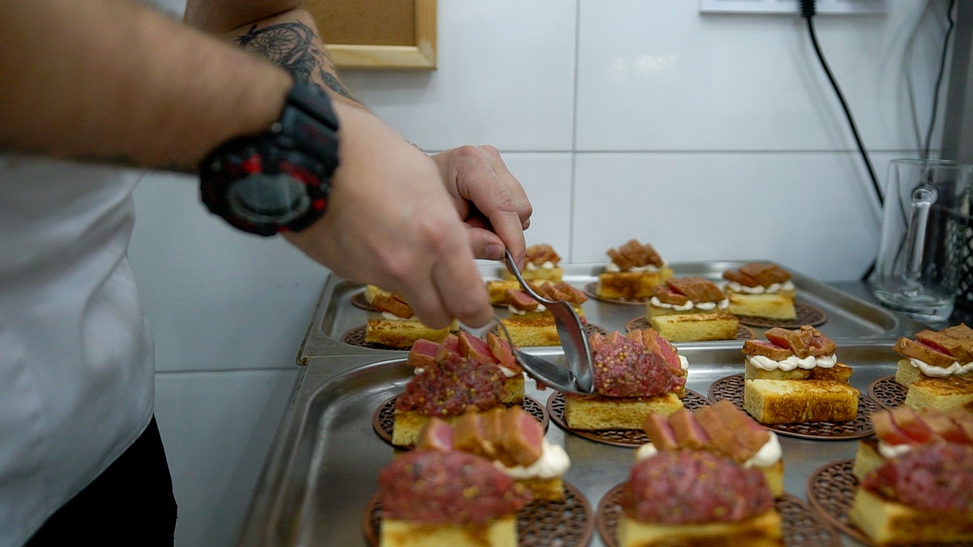 гастро, ужин, гастрономический вечер, Егорьевск, Владимир, Ржев, бабагануш, тартар, лук, сыр, креветки, лосось, чрная смородина, говядина, ягненок, десерт, мильфей, малина, еда,