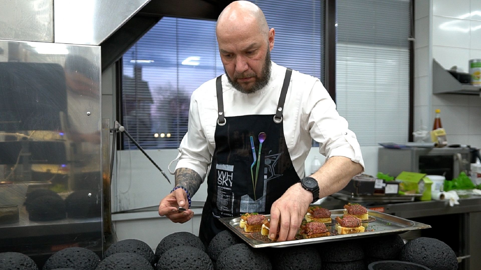 гастро, ужин, гастрономический вечер, Егорьевск, Владимир, Ржев, бабагануш, тартар, лук, сыр, креветки, лосось, чрная смородина, говядина, ягненок, десерт, мильфей, малина, еда,