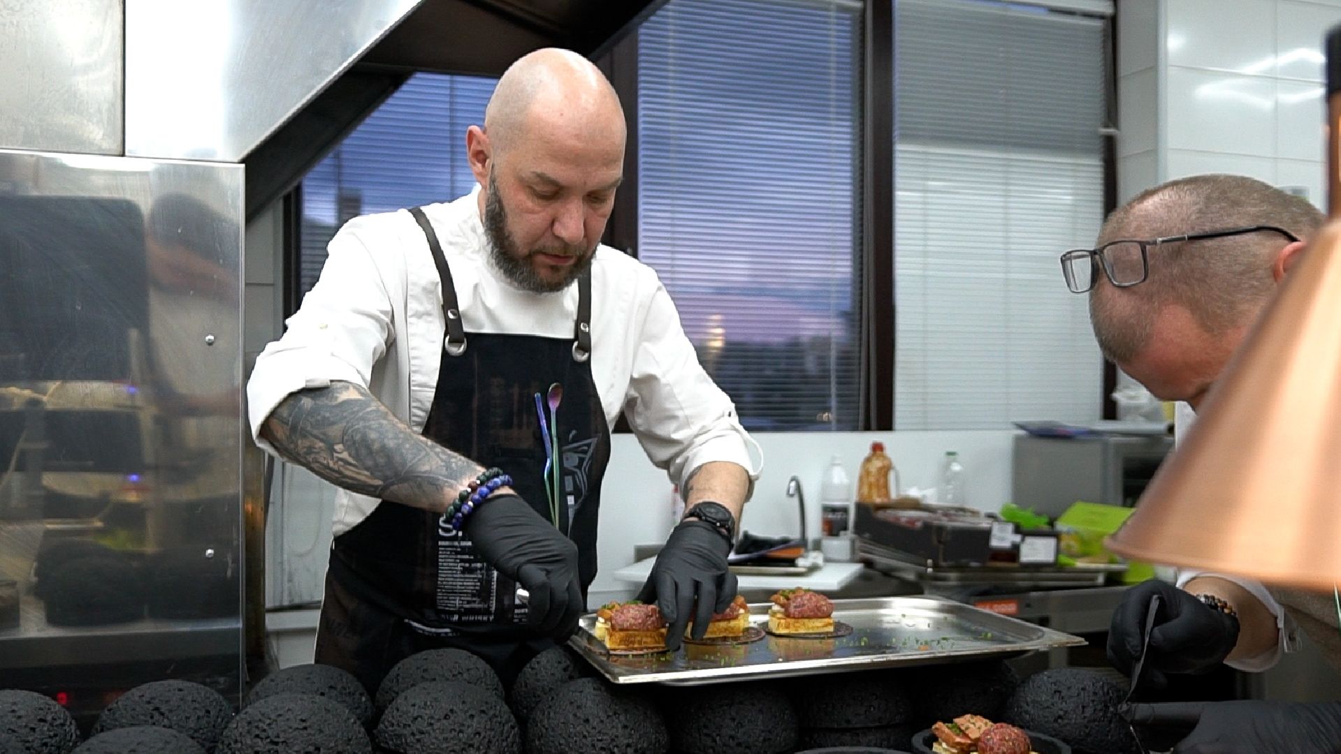 гастро, ужин, гастрономический вечер, Егорьевск, Владимир, Ржев, бабагануш, тартар, лук, сыр, креветки, лосось, чрная смородина, говядина, ягненок, десерт, мильфей, малина, еда,