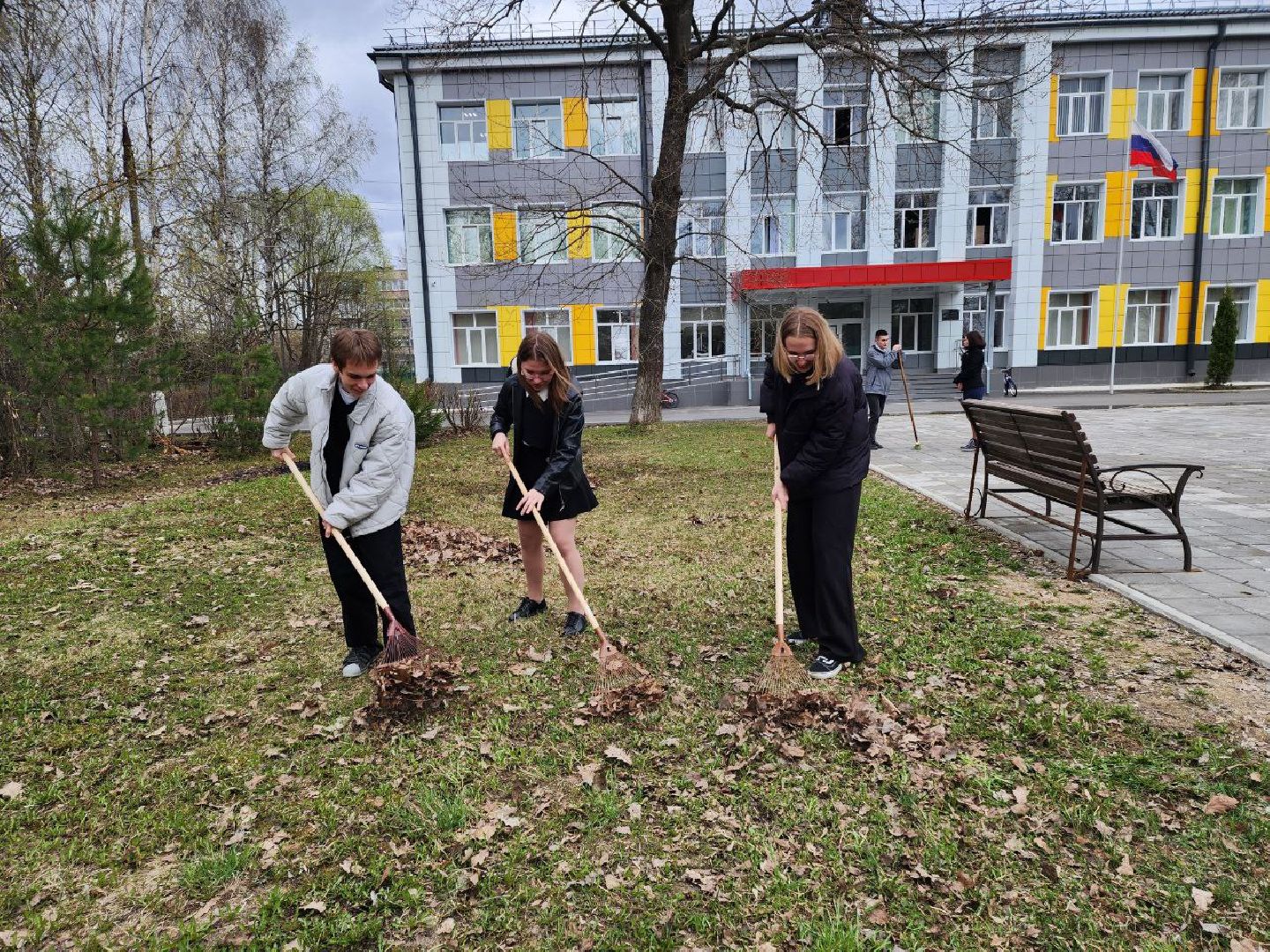 чехов, день добрых дел, школа, подготовка, уборка территории, школьники,