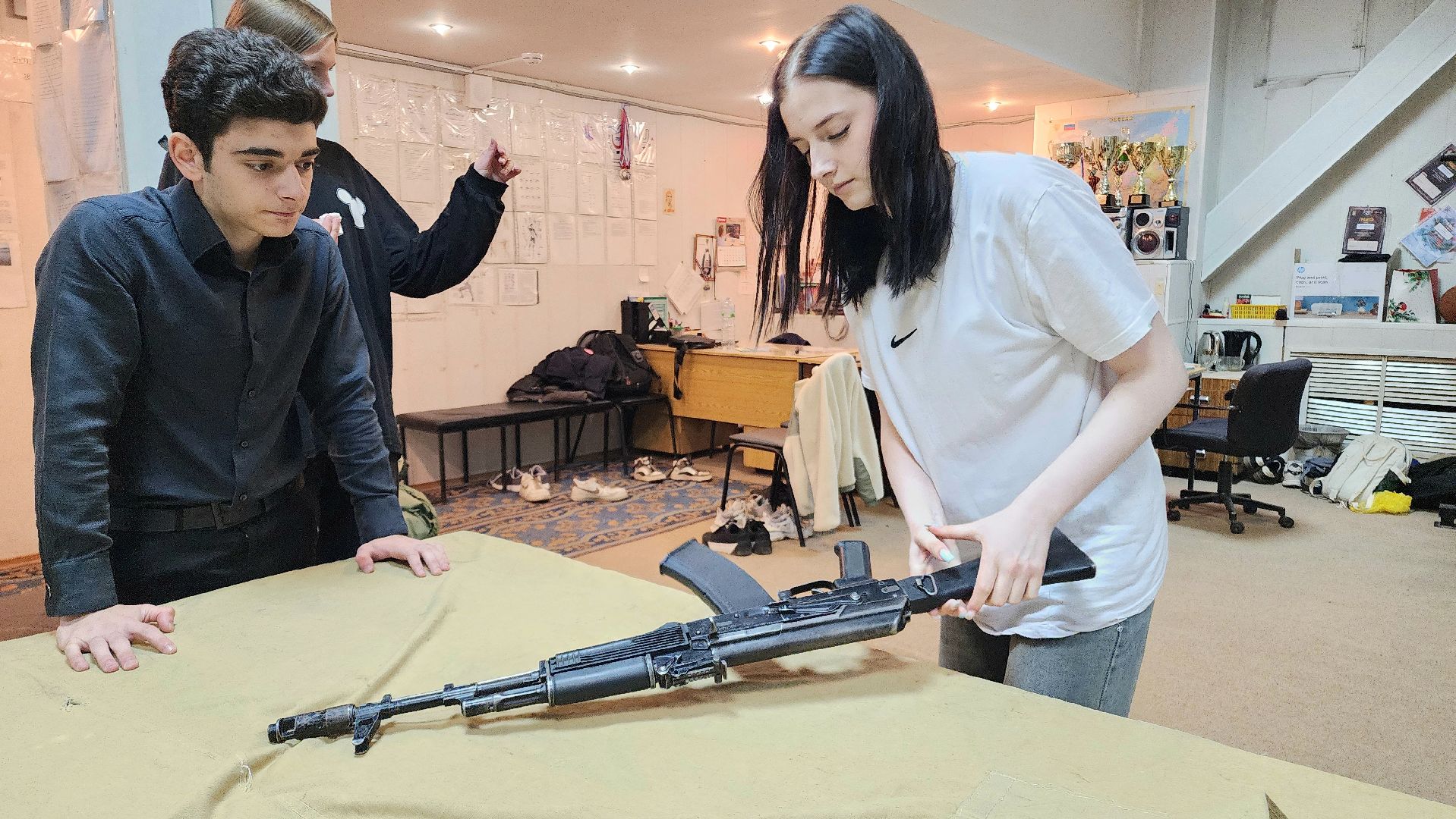 ЦВПВ, Подмосковье, Домодедово, Военная подготовка, РГГУ, Университет, Патриотизм, Патриотика, Обучение, Лекция, студенты, Молодежная политика, Автомат Калашникова, Макет автомата, Учебная граната, ОЗК, Защитный костюм,