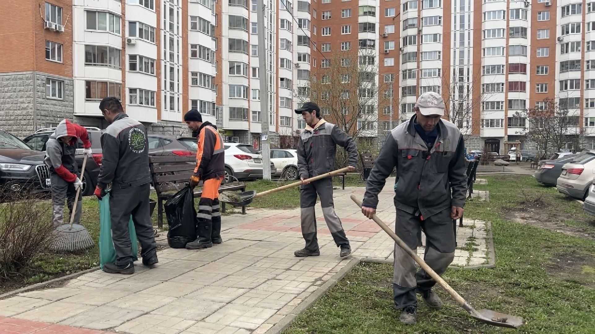 химки, благоустройство, месяц чистоты и благоустройства, уборка дворов, уборка города,