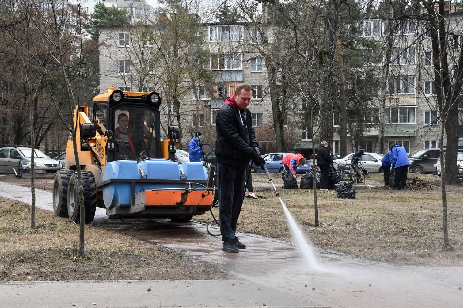 субботник, общеобластной субботник, борис аубакиров, улица Семашко, инвентарь, уборка, наукоград,