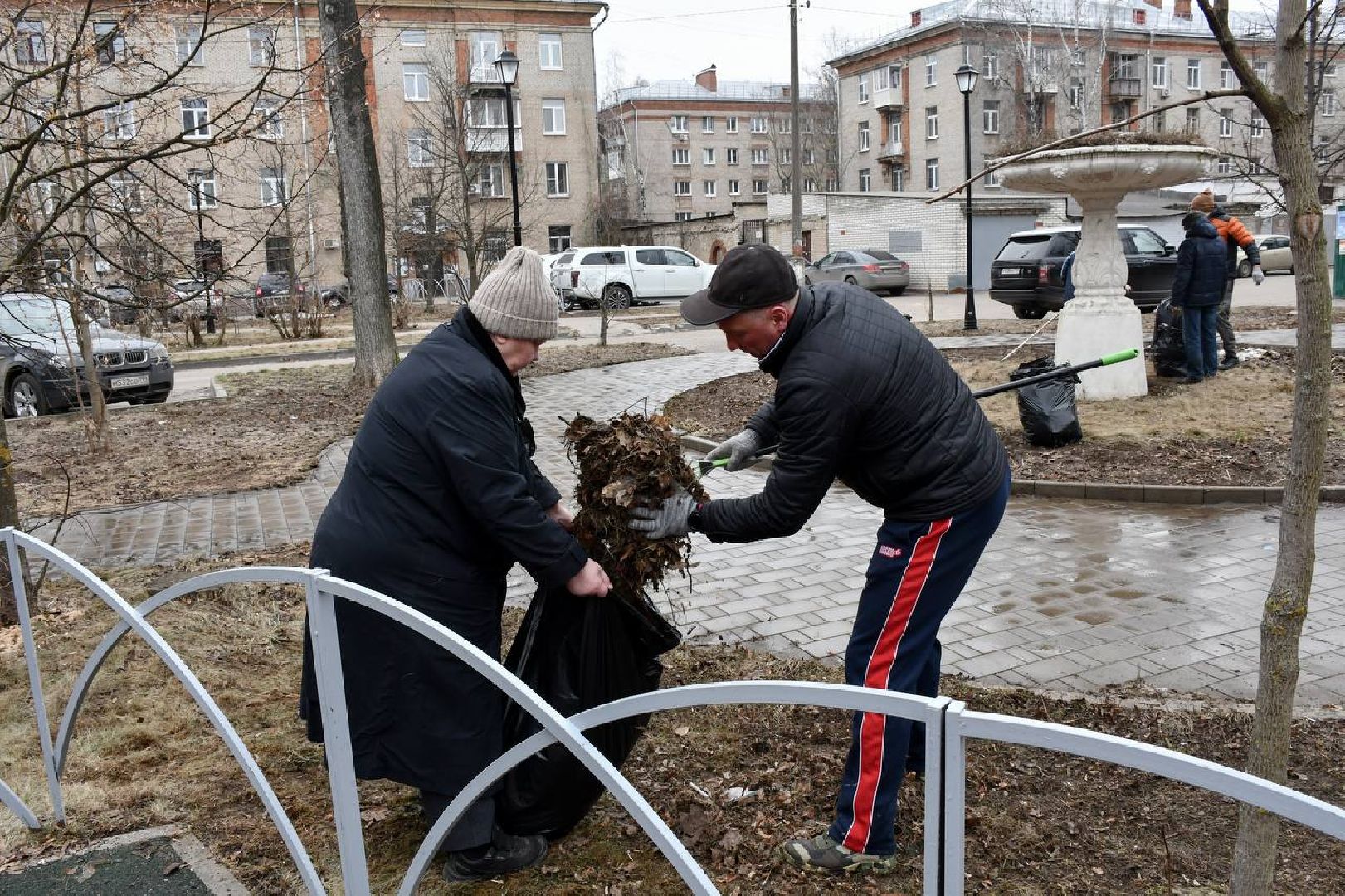 субботник, общеобластной субботник, борис аубакиров, улица Семашко, инвентарь, уборка, наукоград,