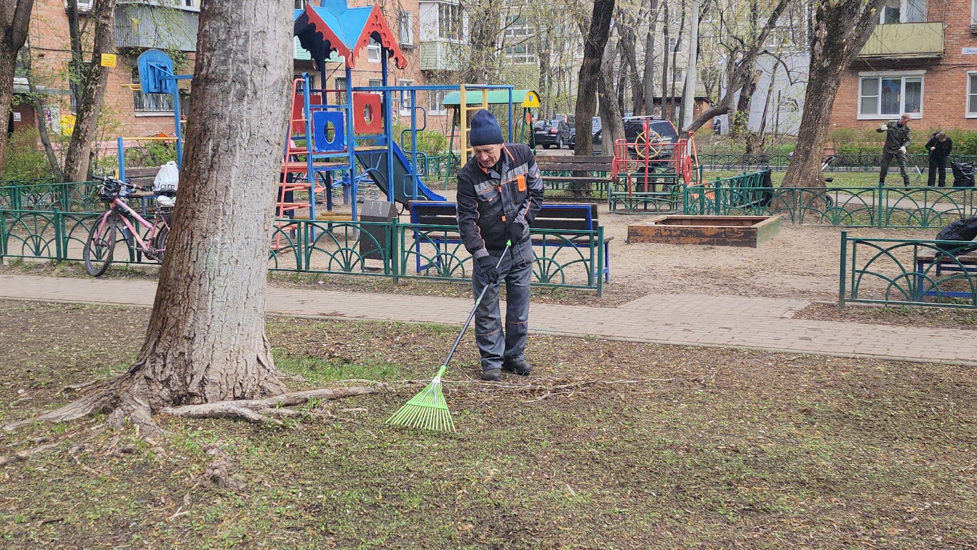 субботник, общеобластной субботник, борис аубакиров, улица Семашко, инвентарь, уборка, наукоград,