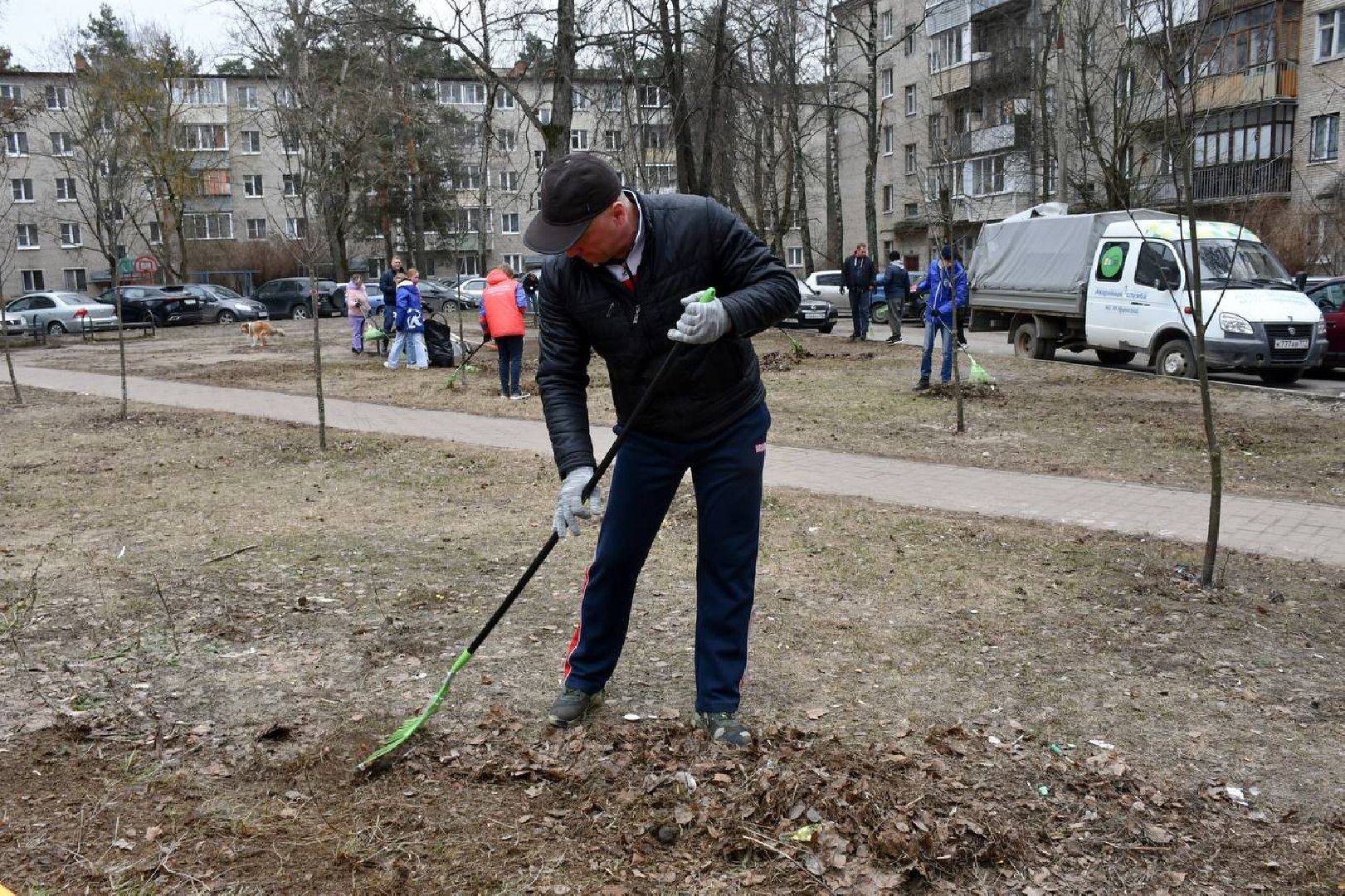 субботник, общеобластной субботник, борис аубакиров, улица Семашко, инвентарь, уборка, наукоград,