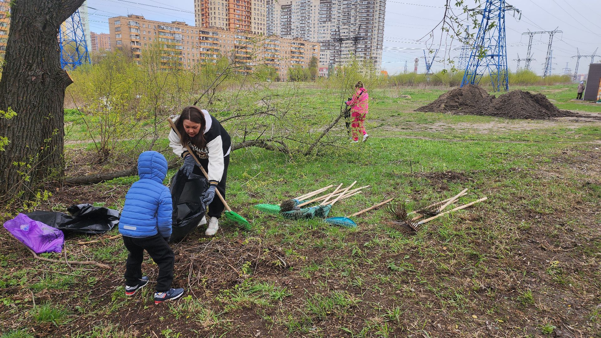 Реутов, субботник, чистый город, грабли, лопаты, листва, мусор,