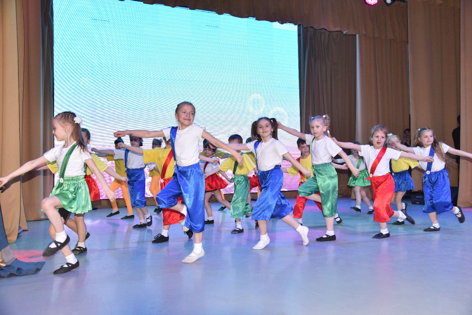 лотошино, лотошинский цдк, день труда подмосковья, концерт,