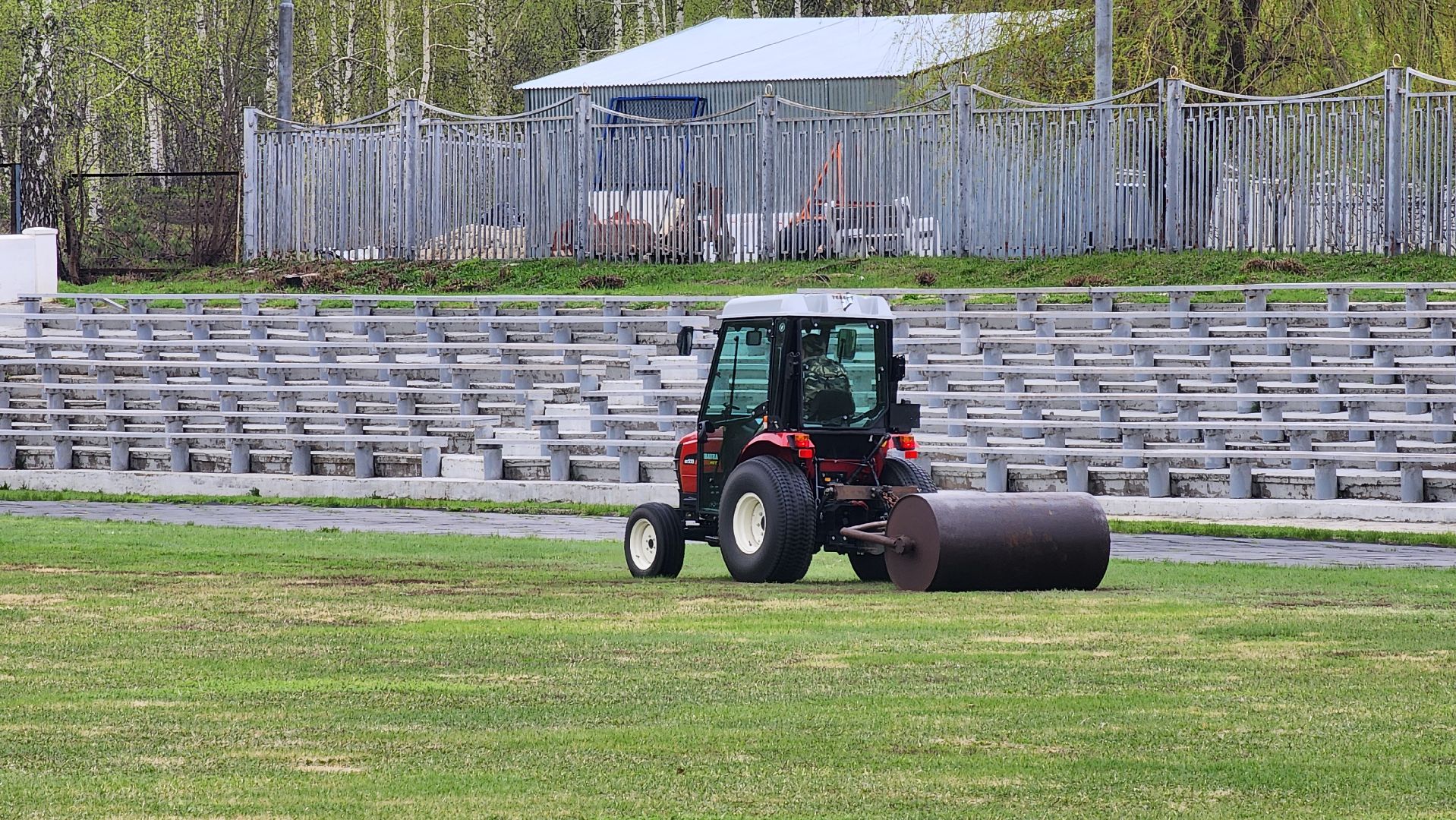 кашира, стадион энергетик, футбольное поле, уборка, прикатывание поля,