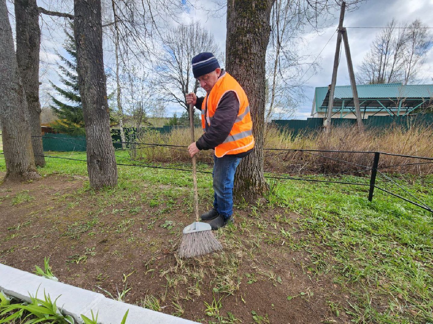 можайск, можайский городской округ, подмосковье, день победы, памятники, братское захоронение, субботник,