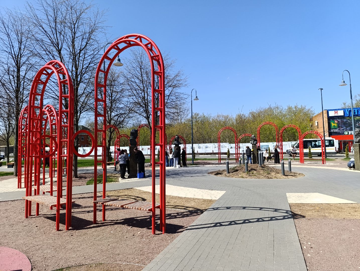 Бронницы, Благоустройство, Площадь Тимофеева, Уборка территорий, День добрых дел, Школьники,