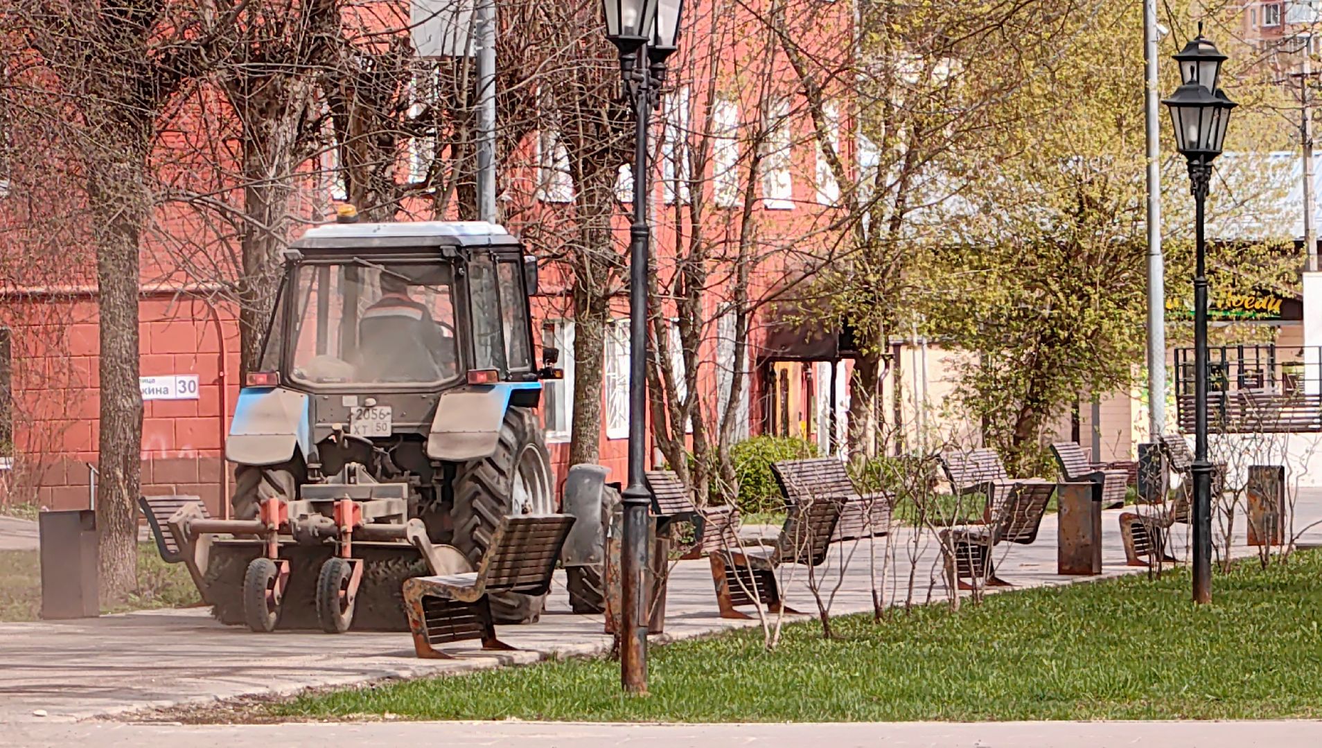 уборка тротуара, трактор, техника, месячник благосутройства,