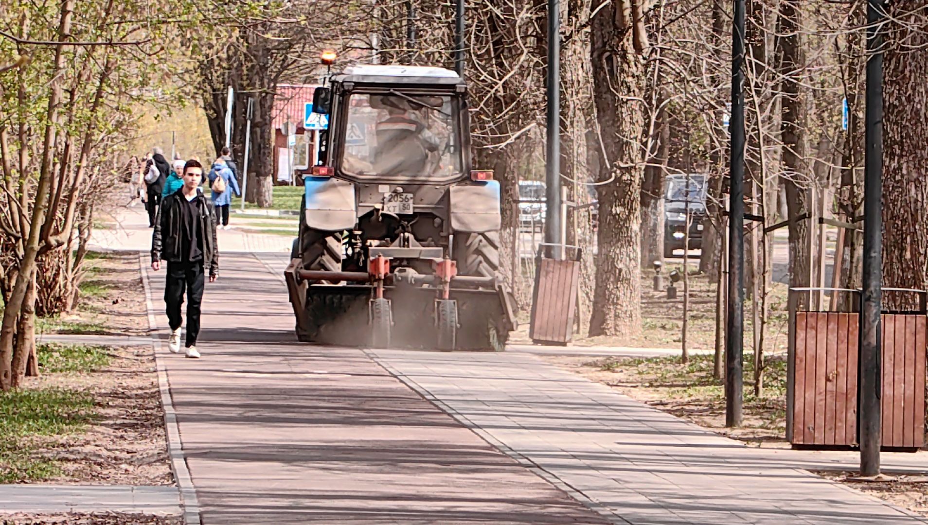 уборка тротуара, трактор, техника, месячник благосутройства,