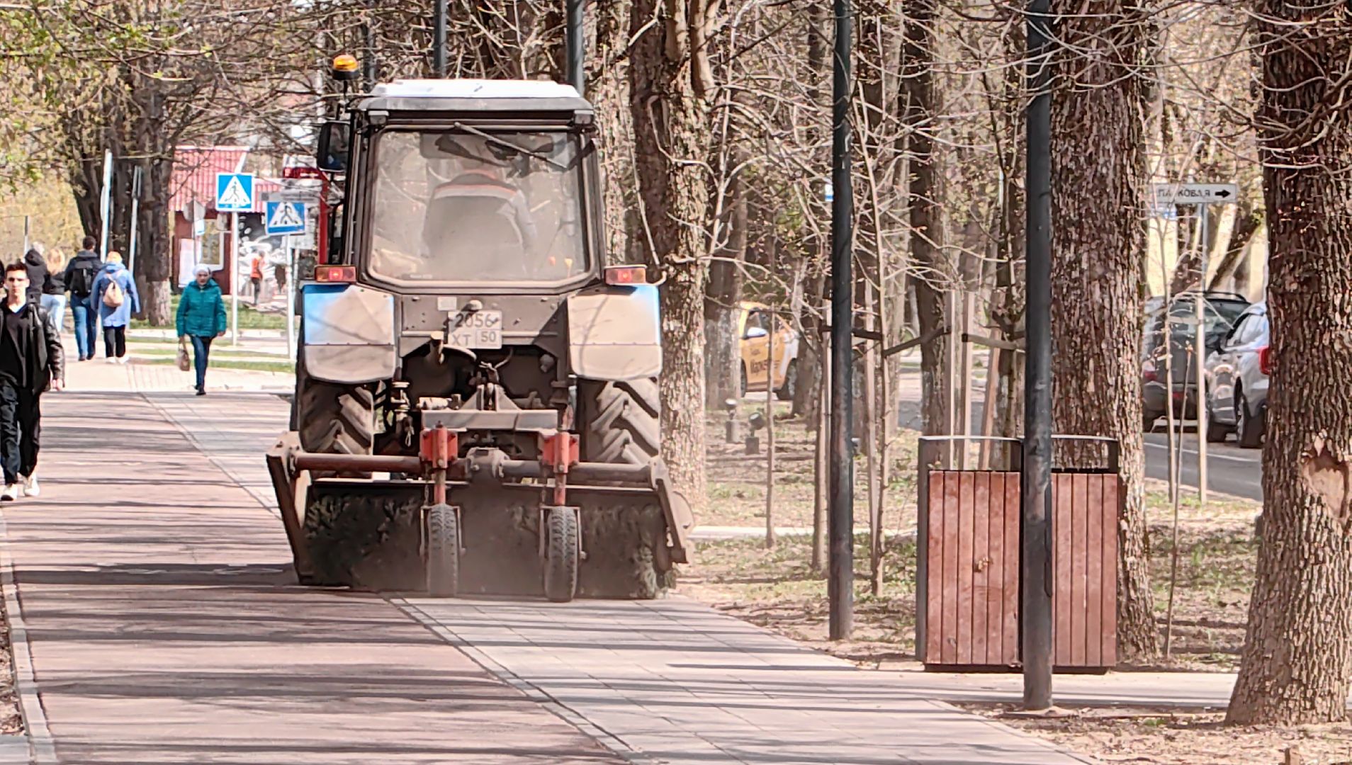 уборка тротуара, трактор, техника, месячник благосутройства,