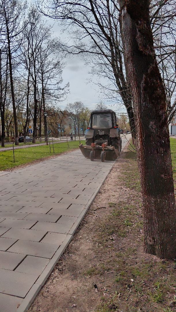 уборка тротуара, трактор, техника, месячник благосутройства,
