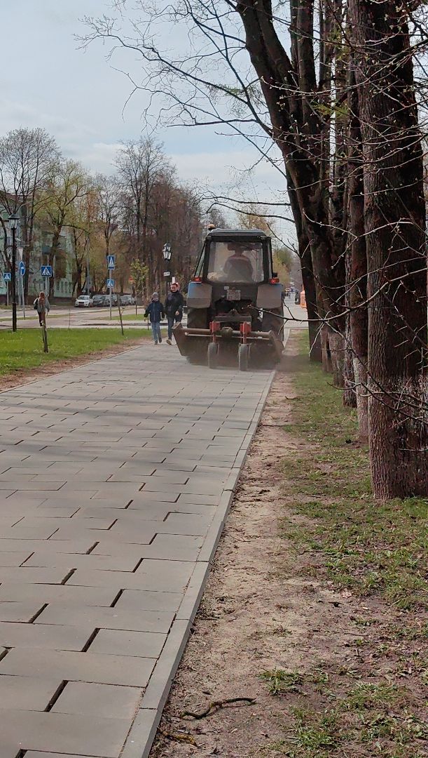 уборка тротуара, трактор, техника, месячник благосутройства,