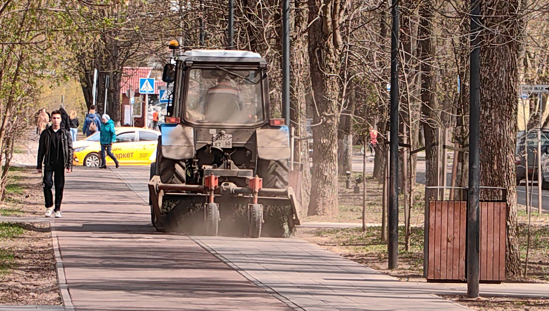 уборка тротуара, трактор, техника, месячник благосутройства,