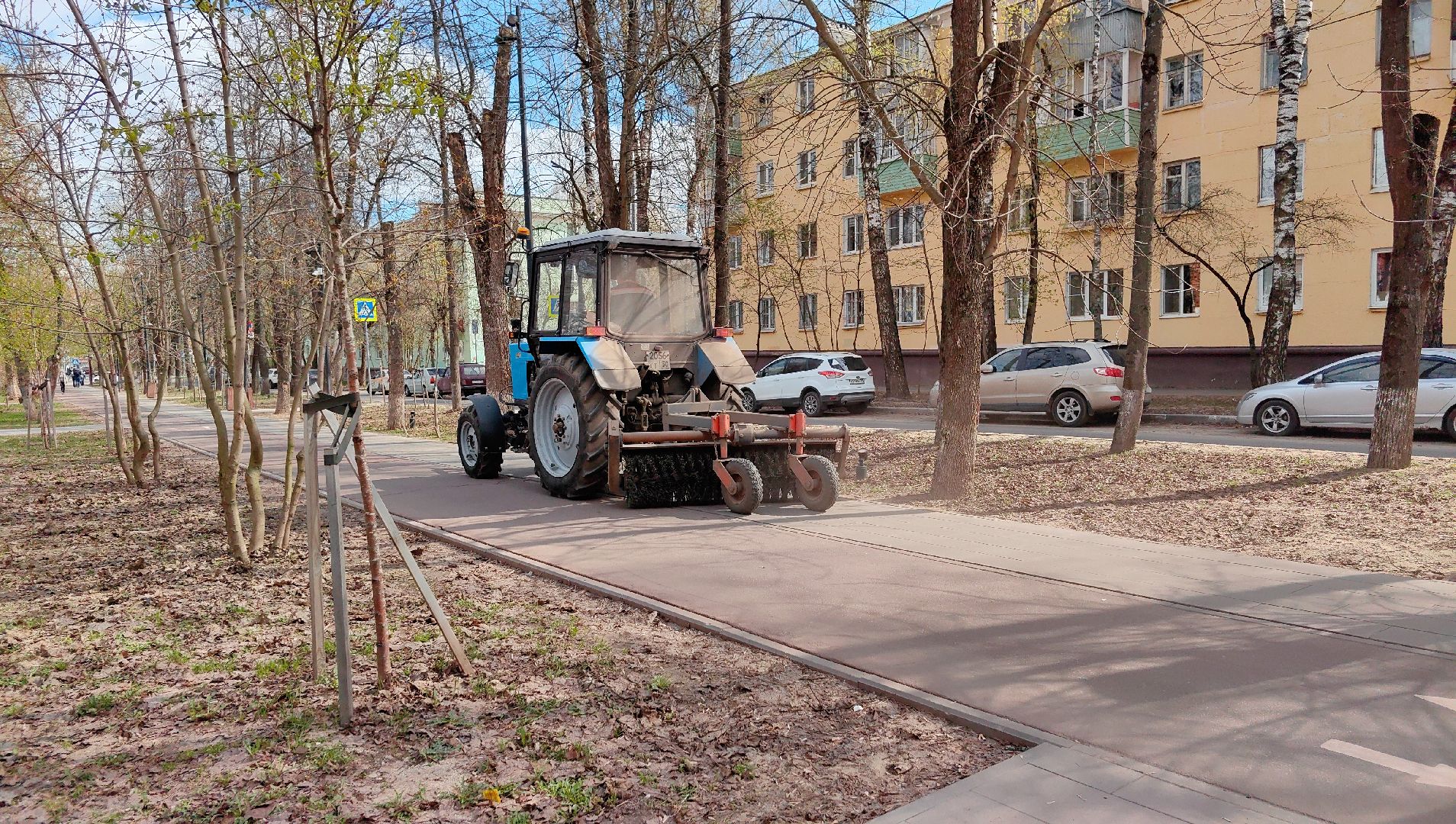 уборка тротуара, трактор, техника, месячник благосутройства,