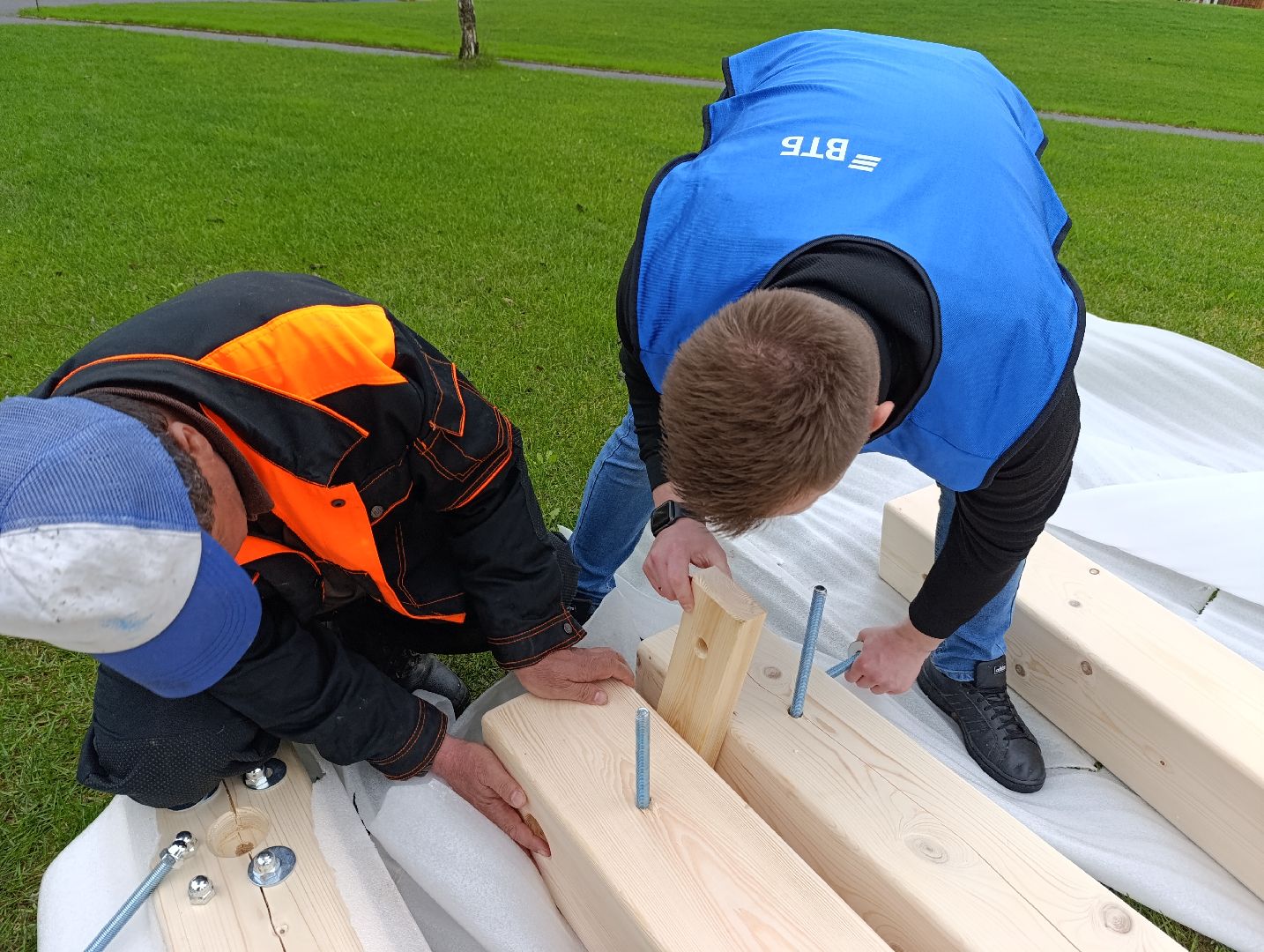 Бронницы, Бронницкий Луг, Благоустройство, Лавочки с отпечатками ладоней,