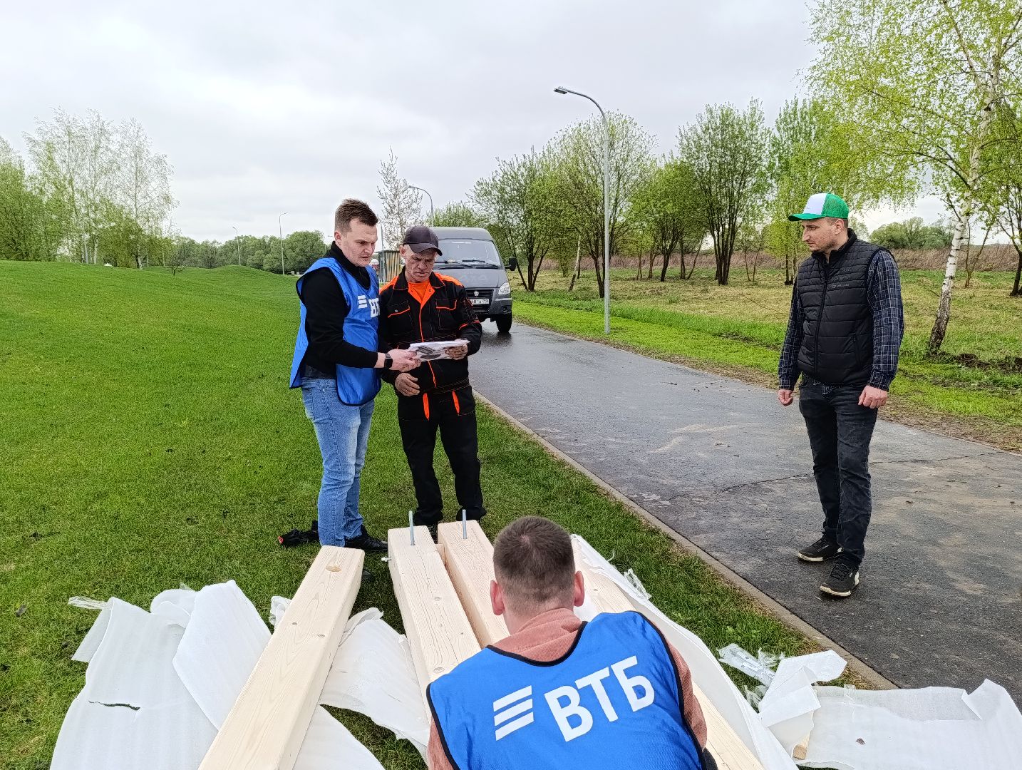 Бронницы, Бронницкий Луг, Благоустройство, Лавочки с отпечатками ладоней,