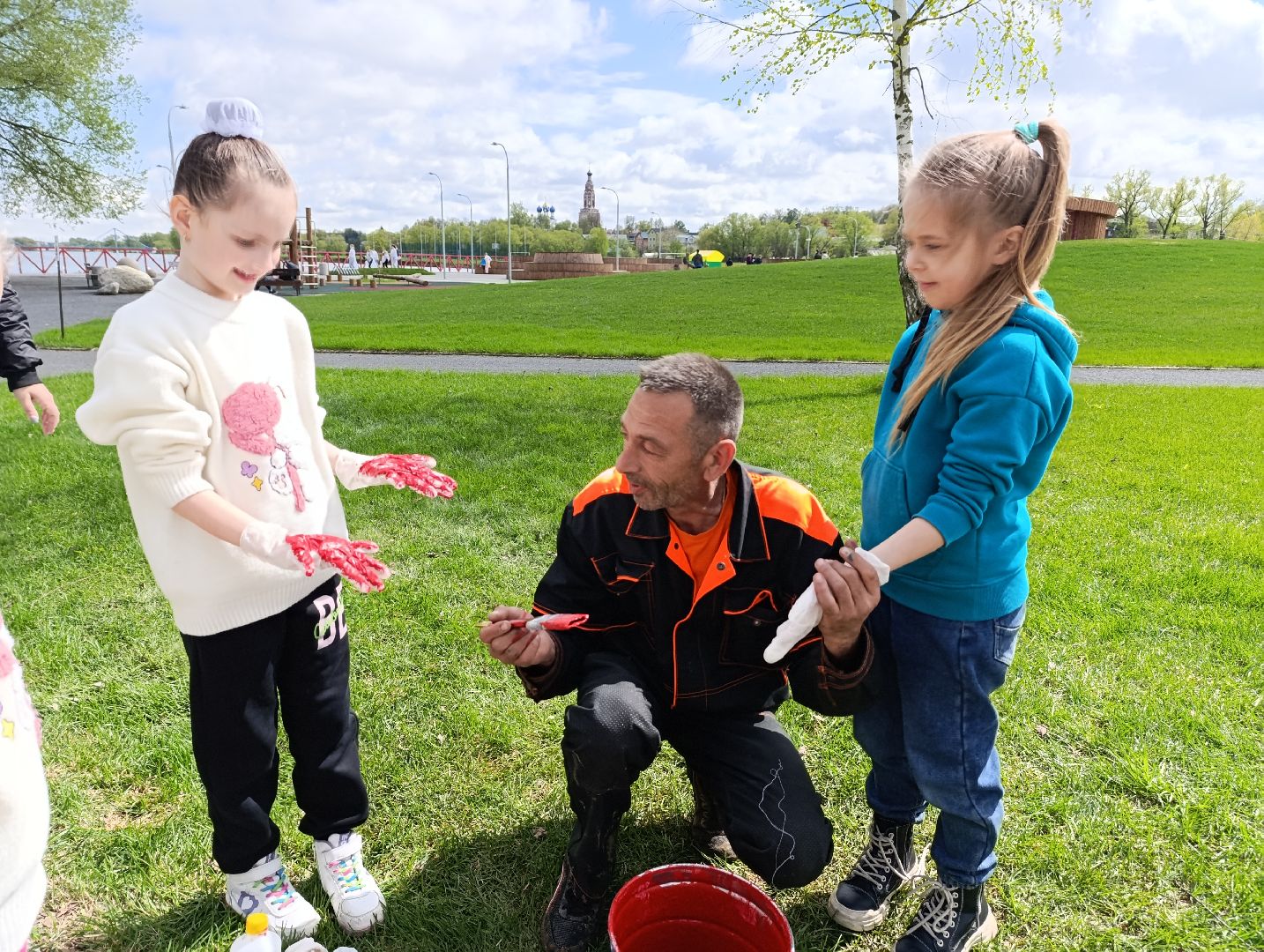 Бронницы, Бронницкий Луг, Благоустройство, Лавочки с отпечатками ладоней,
