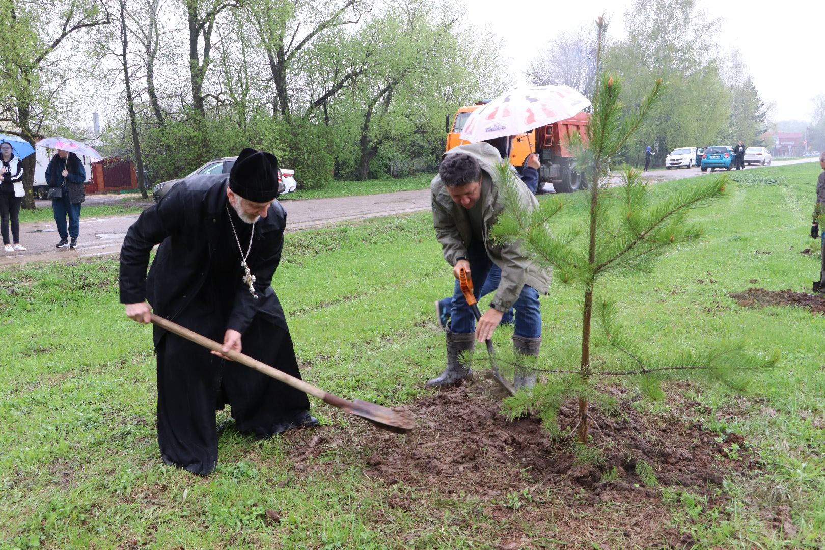 Серебряные Пруды, сквер к 100-летию Серебряно-Прудского района, сосны, посадка деревьев, день добрых дел, общеобластной субботник,