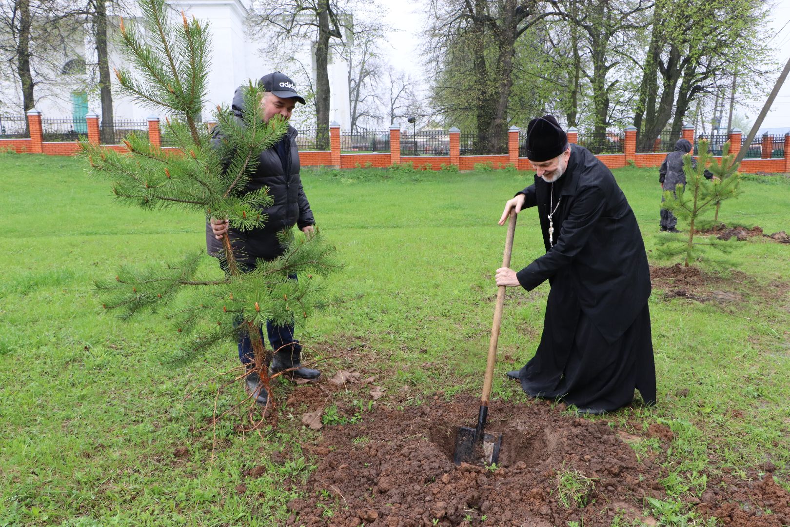 Серебряные Пруды, сквер к 100-летию Серебряно-Прудского района, сосны, посадка деревьев, день добрых дел, общеобластной субботник,