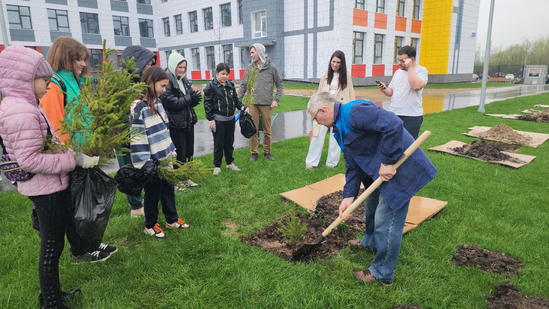 день добрых дел, шатура, лицей перспектива, елки, высадка деревьев, областная акция,