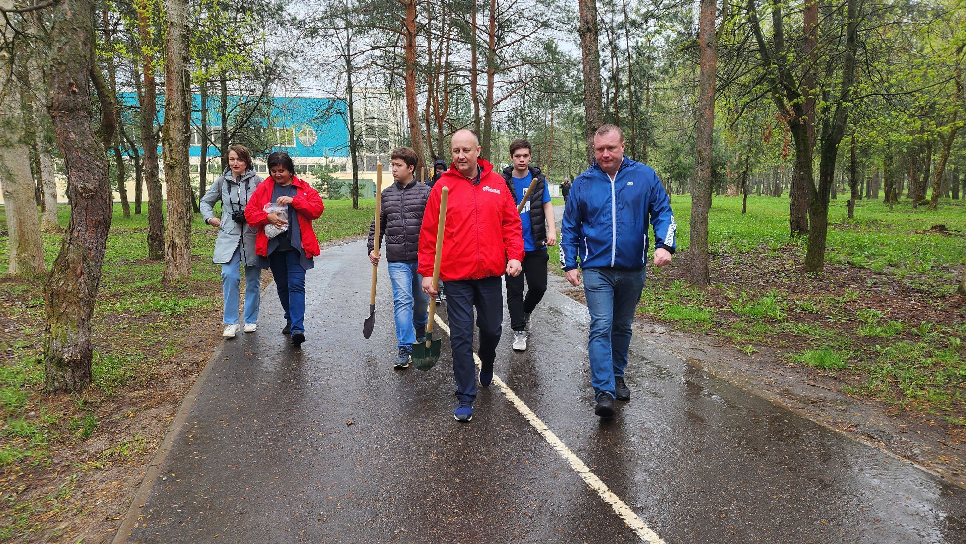 субботник, егорьевск, парк, парк 200 лет егорьевску, деревья, чебурашка, гена, шапокляк, чай, пирожки,
