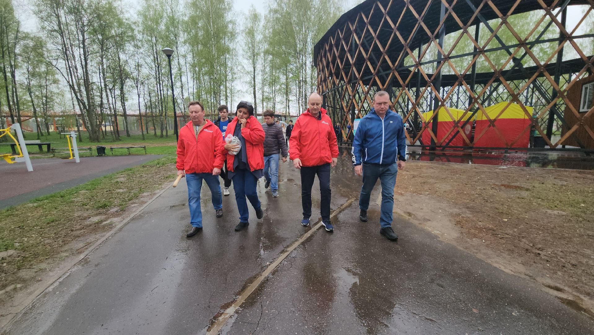 субботник, егорьевск, парк, парк 200 лет егорьевску, деревья, чебурашка, гена, шапокляк, чай, пирожки,