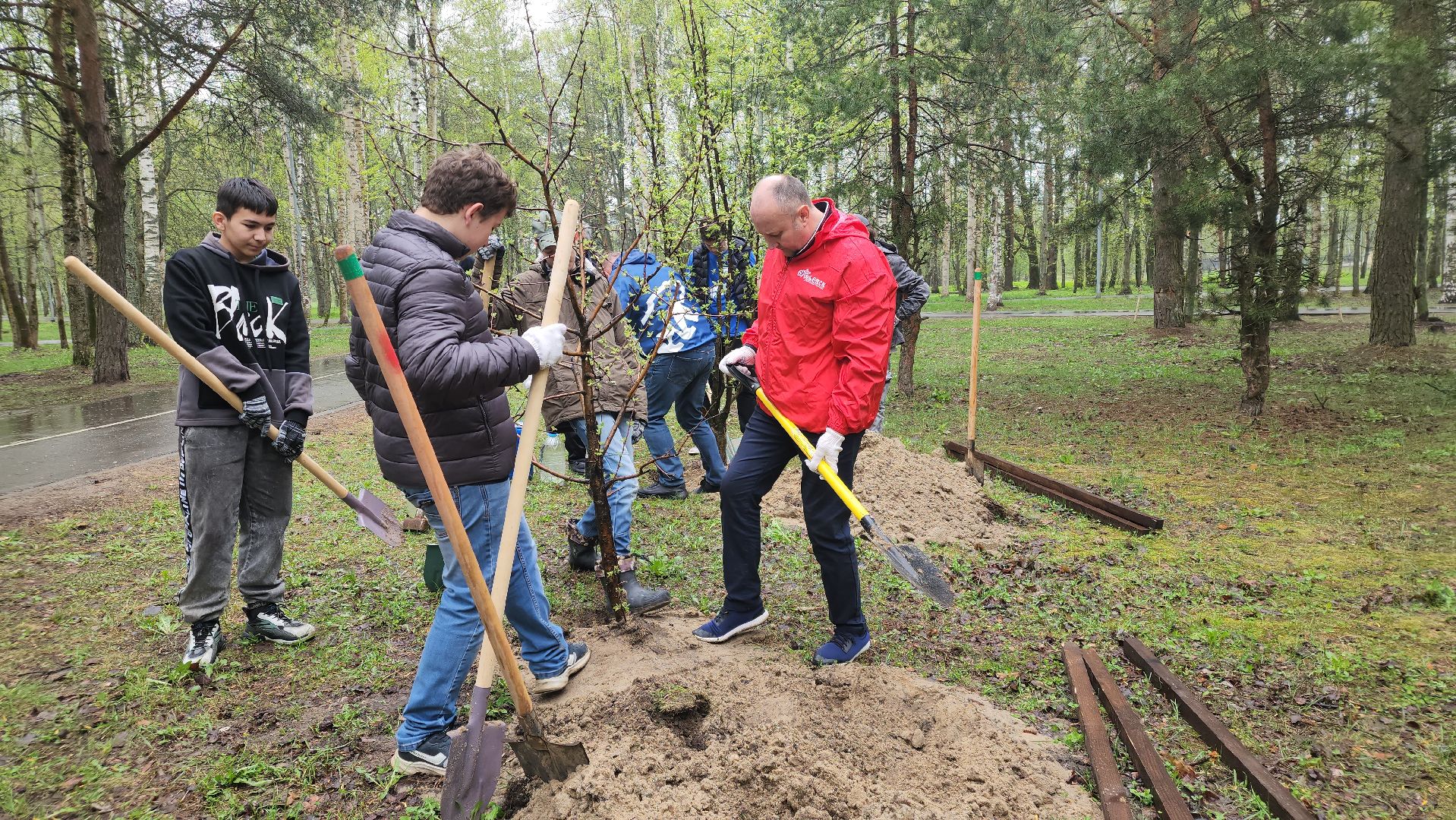 субботник, егорьевск, парк, парк 200 лет егорьевску, деревья, чебурашка, гена, шапокляк, чай, пирожки,