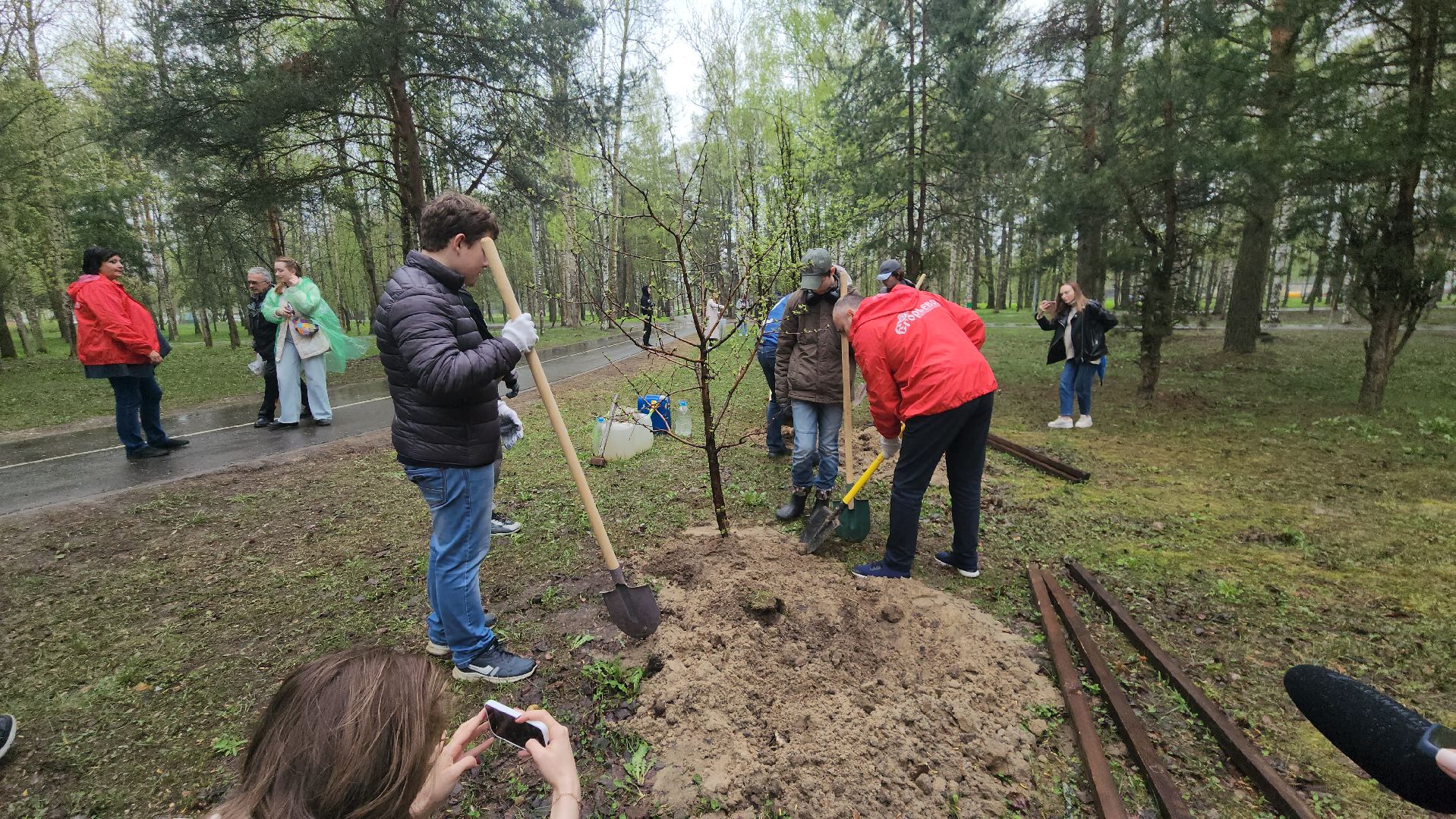 субботник, егорьевск, парк, парк 200 лет егорьевску, деревья, чебурашка, гена, шапокляк, чай, пирожки,