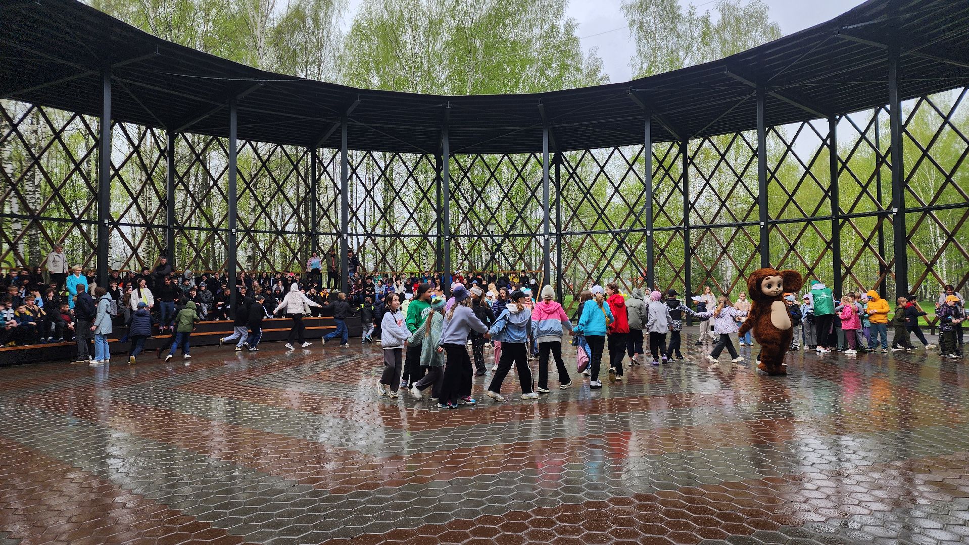 субботник, егорьевск, парк, парк 200 лет егорьевску, деревья, чебурашка, гена, шапокляк, чай, пирожки,