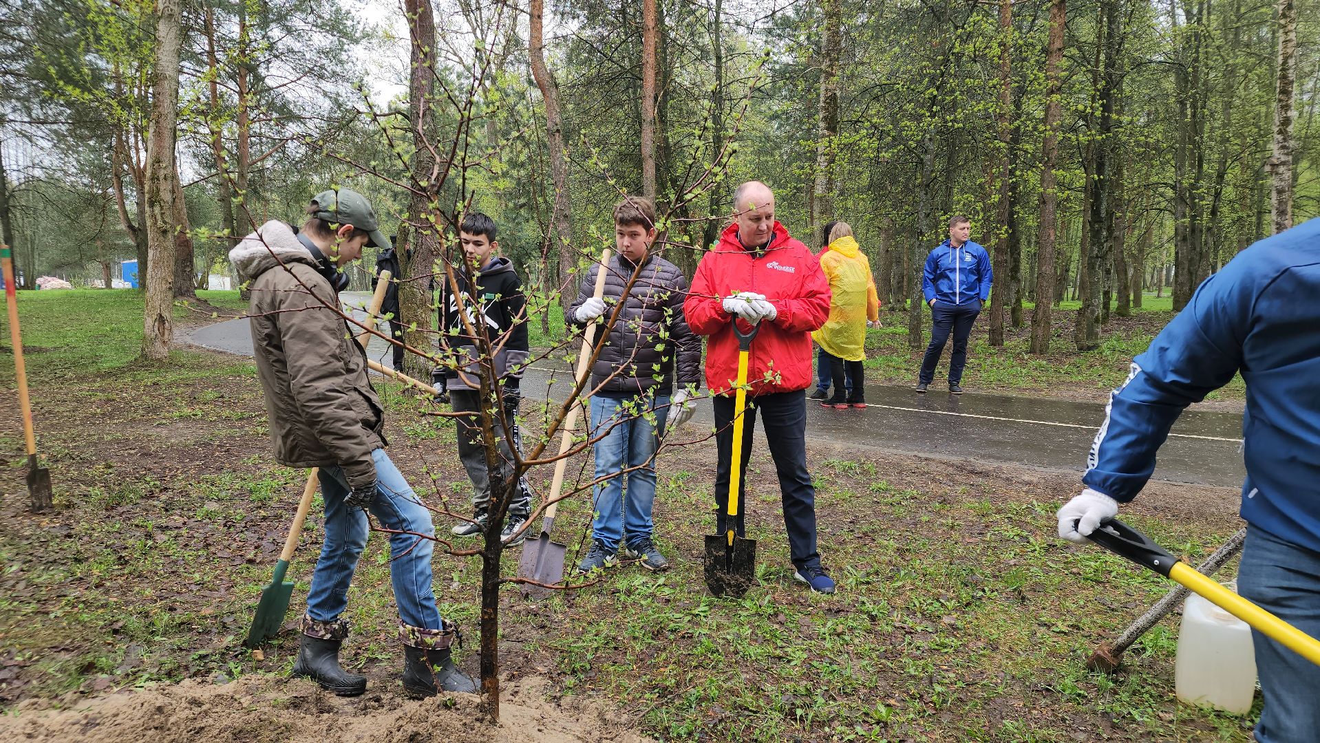 субботник, егорьевск, парк, парк 200 лет егорьевску, деревья, чебурашка, гена, шапокляк, чай, пирожки,