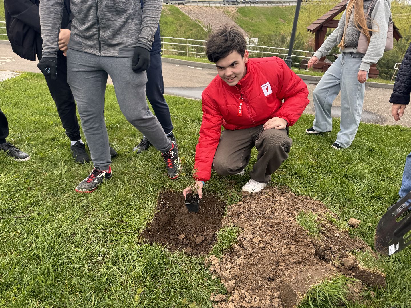 шаховская, день добрых дел, высадка деревьев, акция, акция в городском парке,