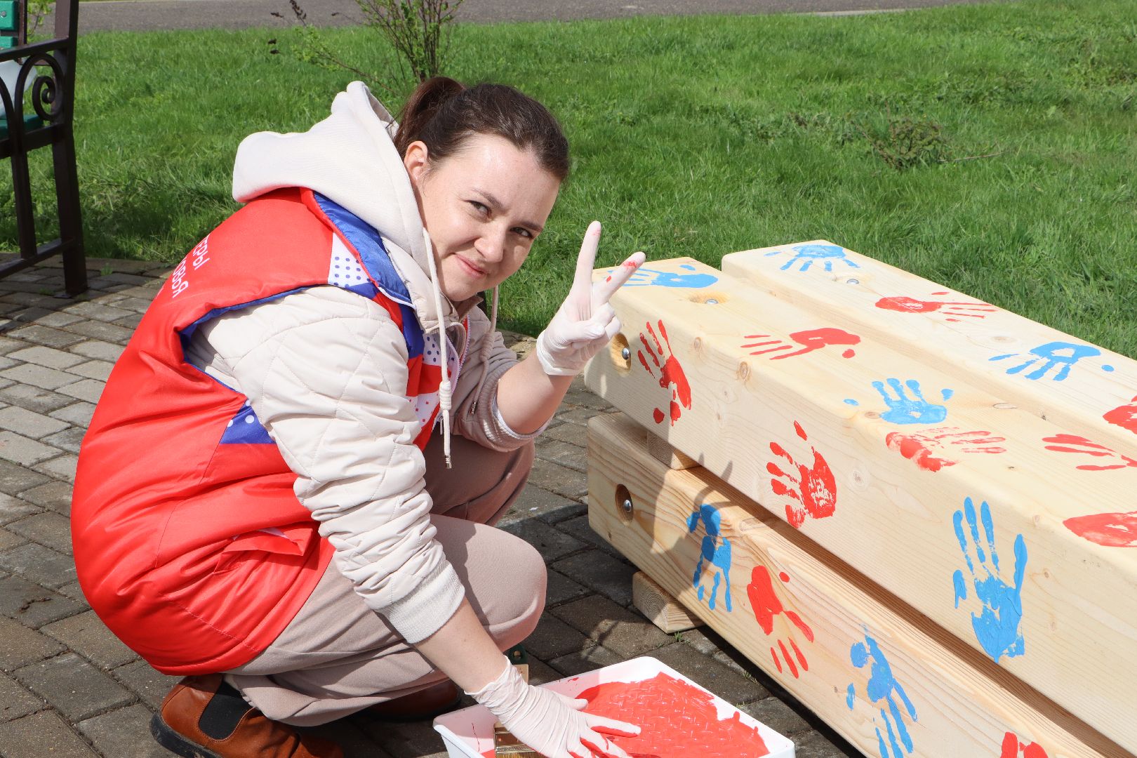 Серебряные Пруды, Парк Серебряный, скамейка Дружбы, красный клен, день добрых дел,