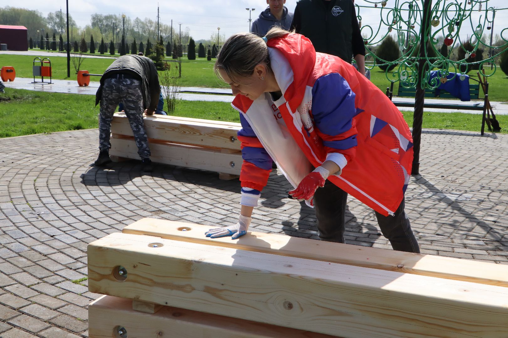 Серебряные Пруды, Парк Серебряный, скамейка Дружбы, красный клен, день добрых дел,