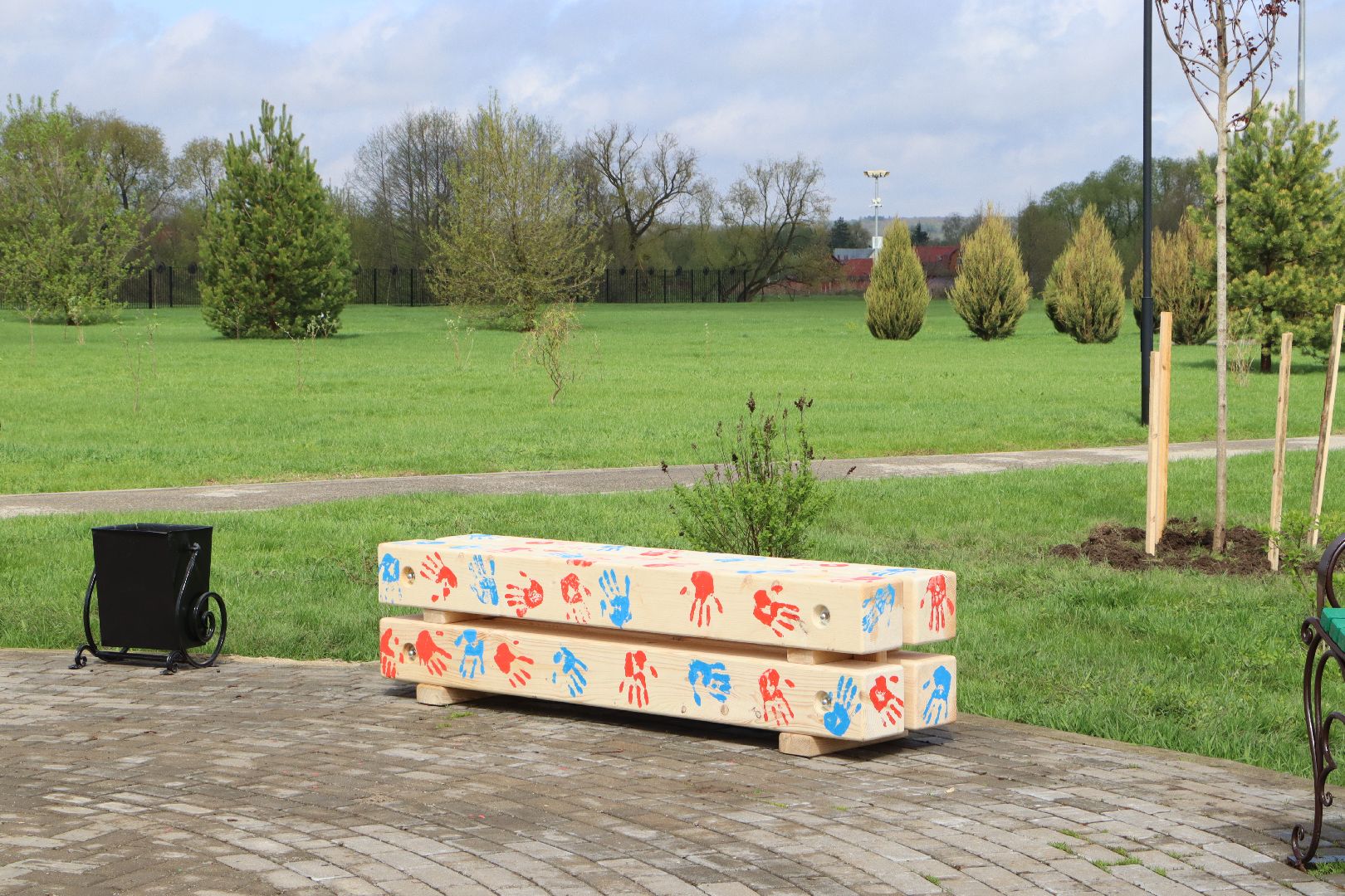 Серебряные Пруды, Парк Серебряный, скамейка Дружбы, красный клен, день добрых дел,