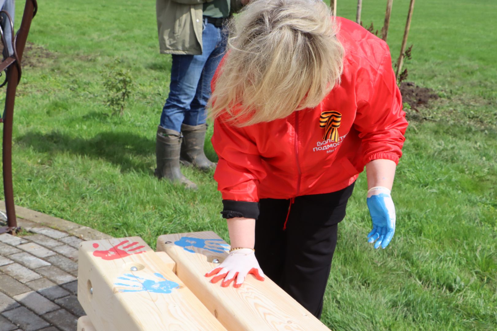 Серебряные Пруды, Парк Серебряный, скамейка Дружбы, красный клен, день добрых дел,