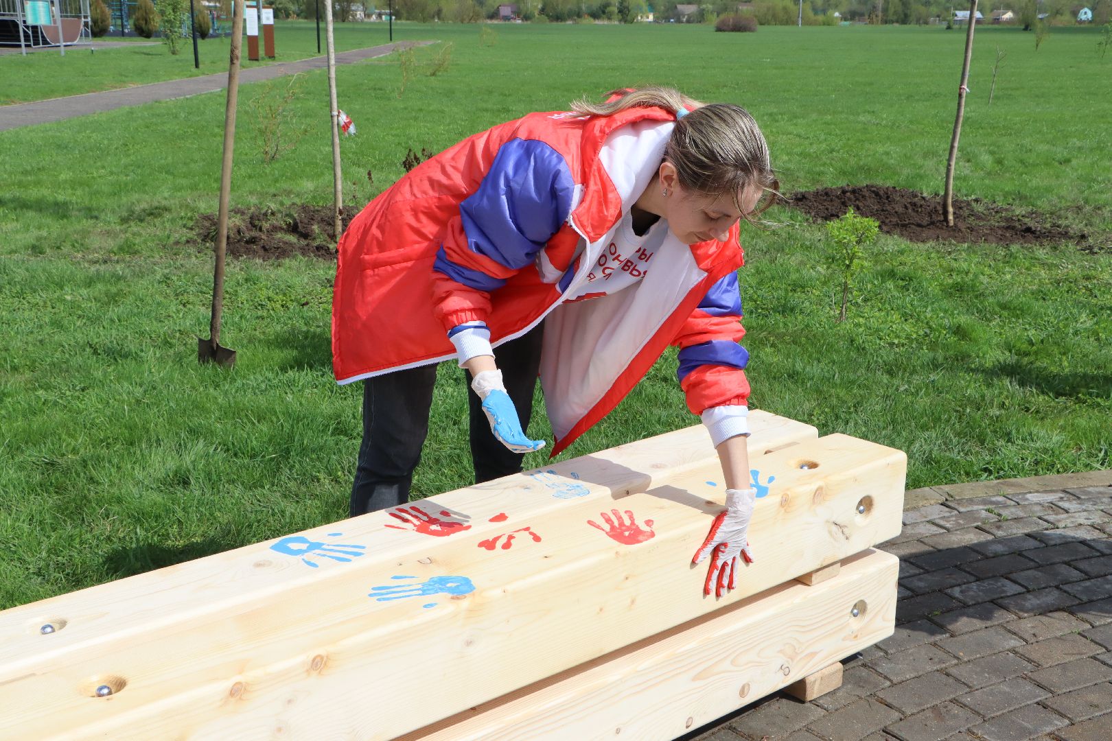 Серебряные Пруды, Парк Серебряный, скамейка Дружбы, красный клен, день добрых дел,