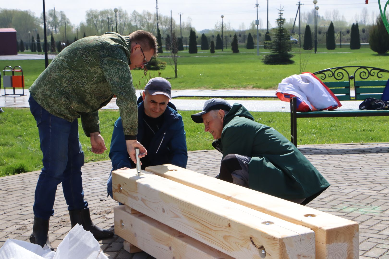 Серебряные Пруды, Парк Серебряный, скамейка Дружбы, красный клен, день добрых дел,