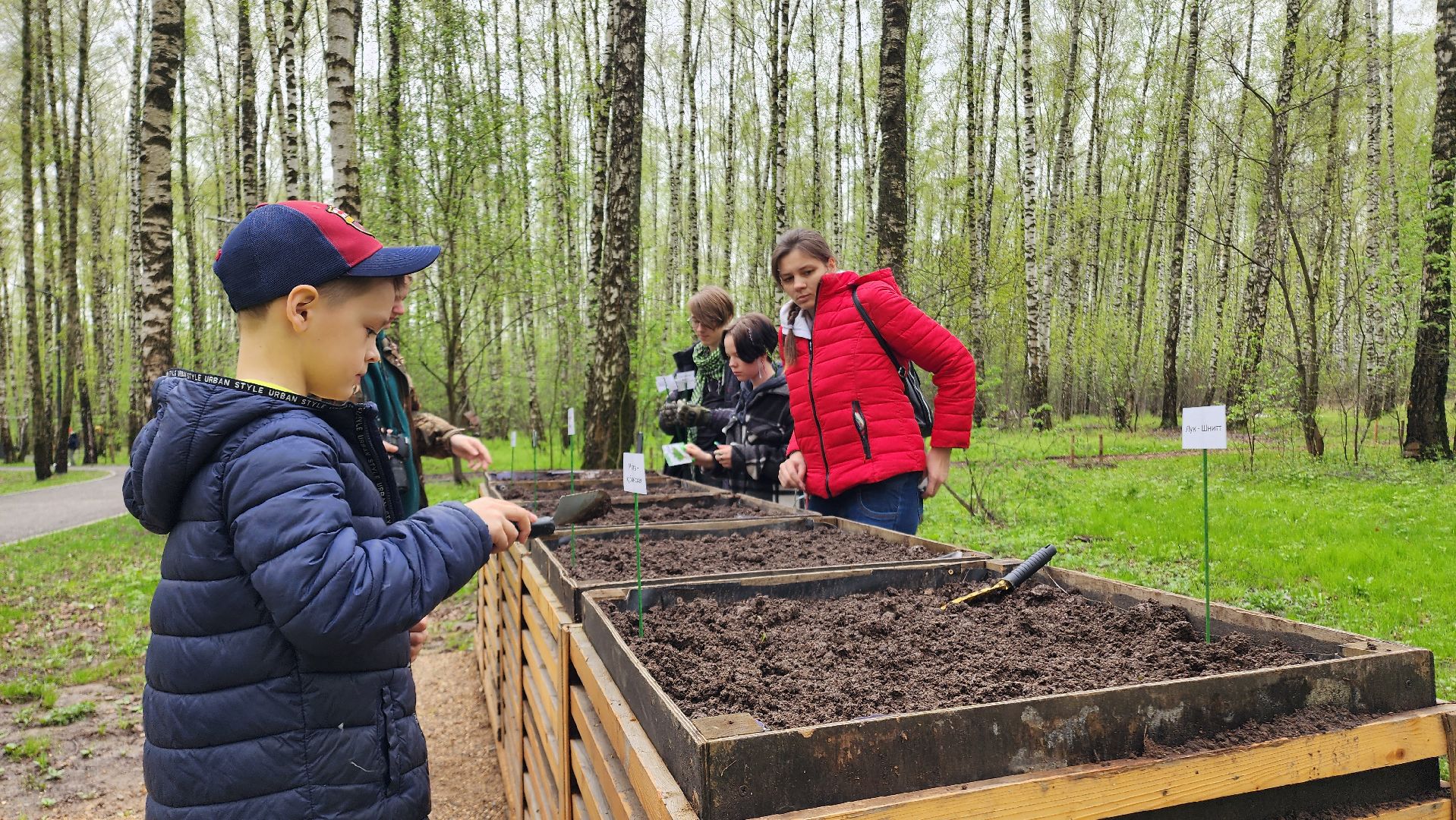 Домодедово, парковая дверь, Парк Елочки, Городской лес, Лесопарк, Подмосковье, Общественный огород, Посадка семян, День добрых дел, Грядки, овощи, культура, благоустройсво,