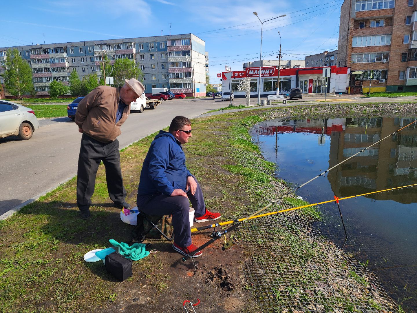 рыбалка в городе, шатура, пруд, рыбак, день рыбака, любитель рыбалки,